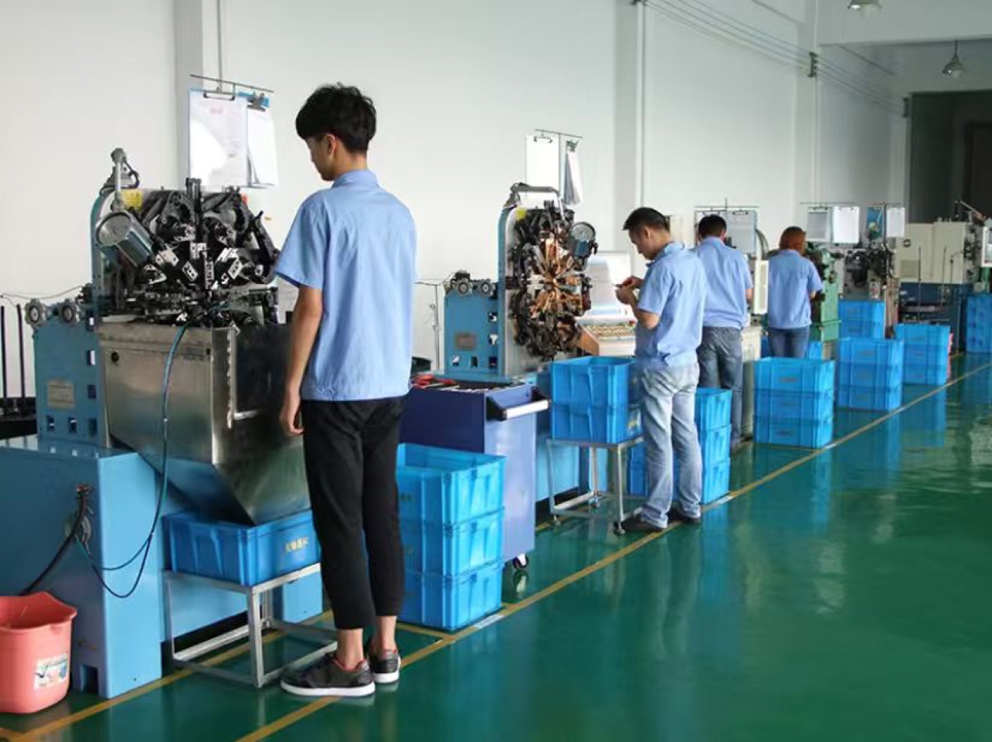 射频转接线线材加工与生产现场