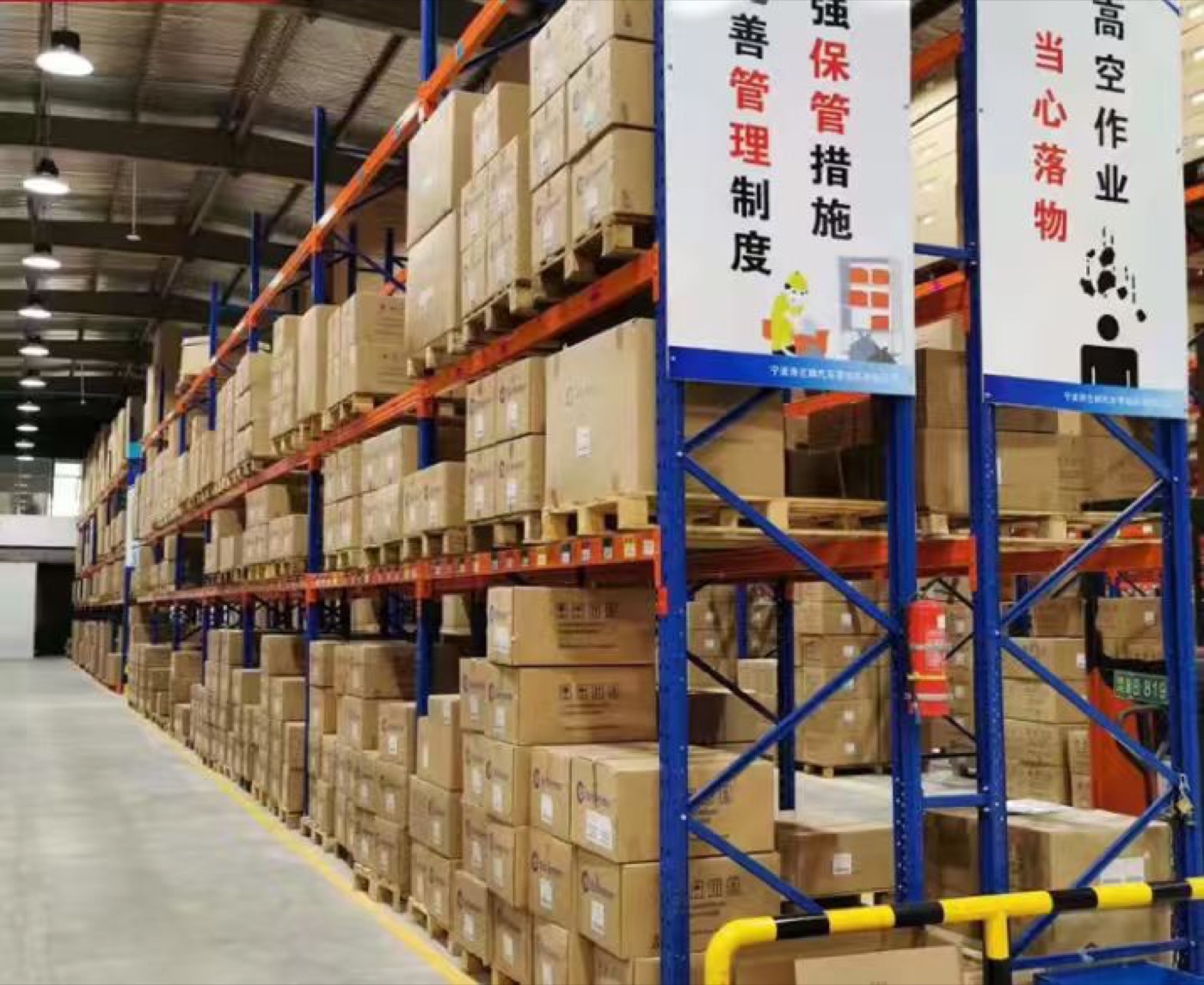 天线、网关配件与待交付成品仓储现场