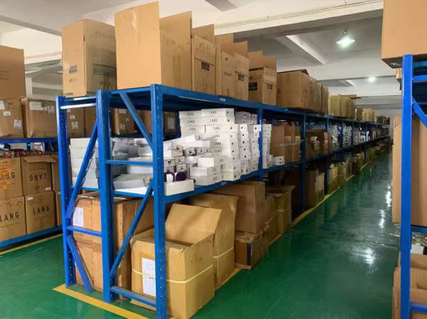 产品与包装物料仓库通道